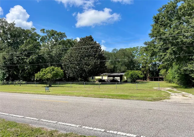 Photo 2 of Manufactured home for sale at 11820 Nw Highway 225, Reddick, FL 32686 | MLS# OM716534 | Listing updated on 2026-09-18
