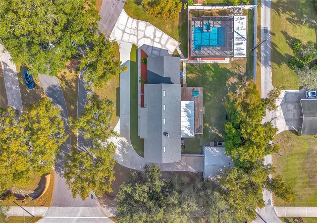 Photo 2 of Single family home for sale at 811 Fairlington Dr, Lakeland, FL 33813 | MLS# TB8464010 | Listing updated on 2026-10-24