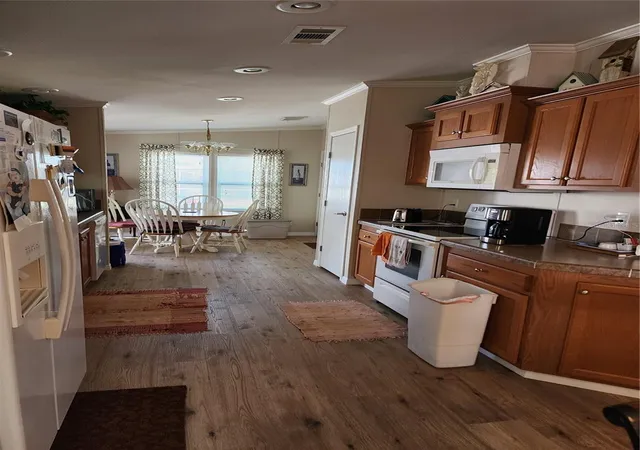 4th image of 918 50Th Ave W, Bradenton, FL 34207 | MLS# TB8464301
