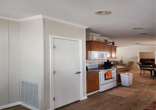 5th image of 918 50Th Ave W, Bradenton, FL 34207 | MLS# TB8464301