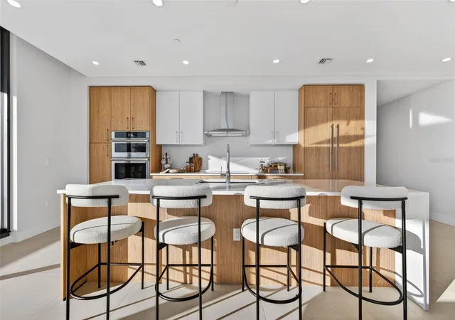Photo 3 of Condo for sale at 275 1st Avenue S #2706, Saint Petersburg, FL 33701 | MLS# TB8464809 | Listing updated on 2026-10-26