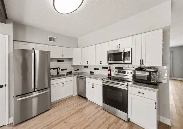 Listing Photo 5 - Condo for sale in building located at 2262 Swedish Dr, Clearwater, FL 33763 - Unit #14