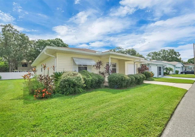 Photo 1 of Single family home for sale at 4938 Colonnades Cir E, Lakeland, FL 33811 | MLS# L4958620 | Listing updated on 2026-02-03