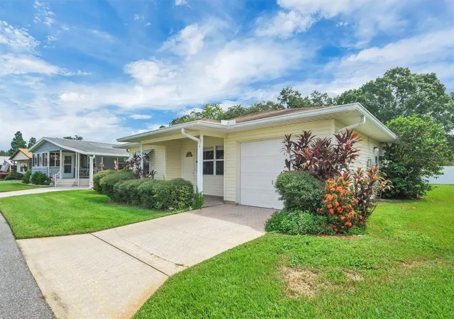 Photo 2 of Single family home for sale at 4938 Colonnades Cir E, Lakeland, FL 33811 | MLS# L4958620 | Listing updated on 2026-02-03