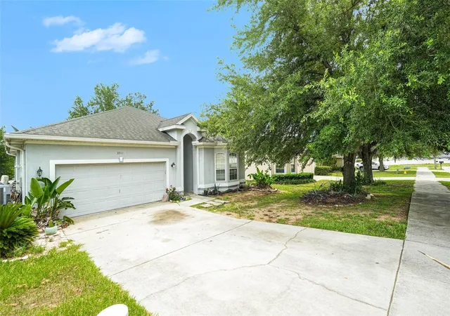 2nd image of 37110 Highland Bluff Cir, Dade City, FL 33523 | MLS# TB8465352