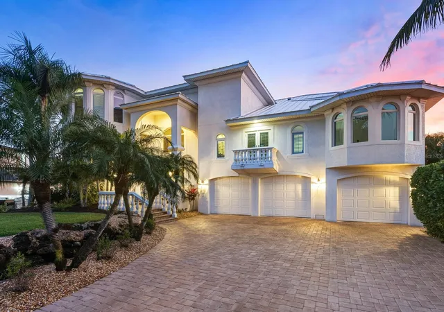Photo 3 of Sale Pending at 1500 Caribbean Dr, Sarasota, FL 34231 | MLS# A4678685 | Listing updated on 2026-06-03