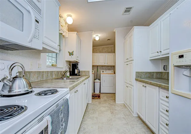 Photo 4 of Manufactured home for sale at 3337 Dawns Dell, Zephyrhills, FL 33541 | MLS# TB8465612 | Listing updated on 2026-07-20