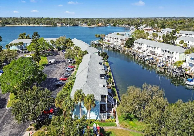 Listing Photo 4 - Condo for sale in building located at 5176 Salmon Dr Se, ST PETERSBURG, FL 33705 - Unit #D