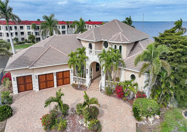 Photo 3 of Single family home for sale at 3 Hibiscus Dr, Punta Gorda, FL 33950 | MLS# C7520481 | Listing updated on 2026-06-23