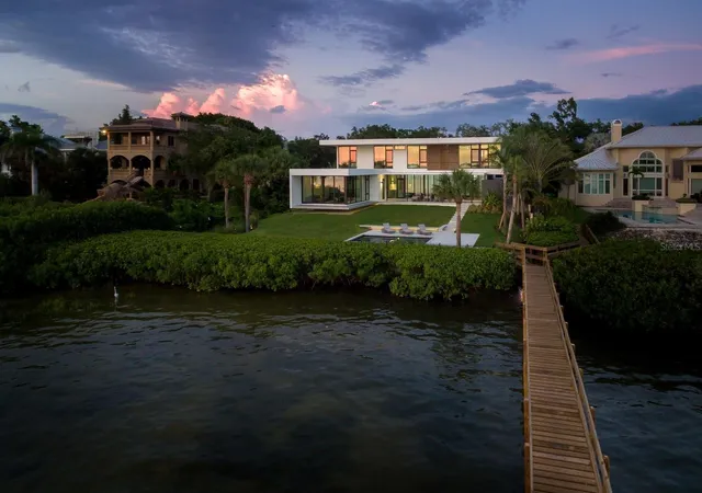 Photo 1 of Single family home for sale at 1500 Bayview Dr, Sarasota, FL 34239 | MLS# A4678945 | Listing updated on 2026-06-17