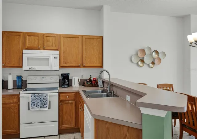 Photo 4 of Townhouse for sale at 1086 Park Ridge Cir, Kissimmee, FL 34746 | MLS# O6375057 | Listing updated on 2026-10-24