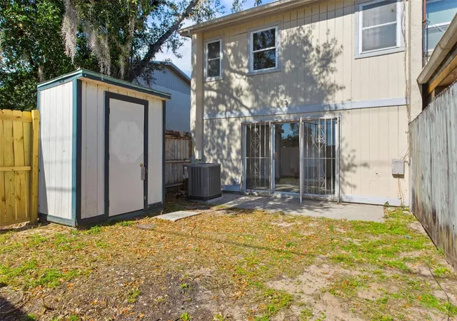 Listing Photo 2 - Condo for sale in building located at 5110 Tennis Ct Cir, TAMPA, FL 33617 - Unit #86