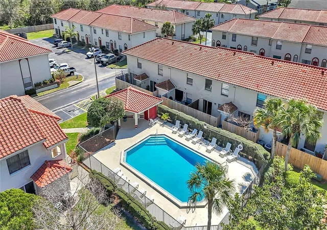 Listing Photo 2 - Condo for sale in building located at 1631 Little Fls Cir, ORLANDO, FL 32807 - Unit #92