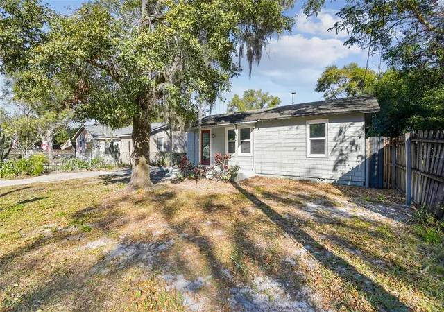 Photo 4 of Single family home for sale at 2308 Everett St, Lakeland, FL 33801 | MLS# TB8467014 | Listing updated on 2026-09-25