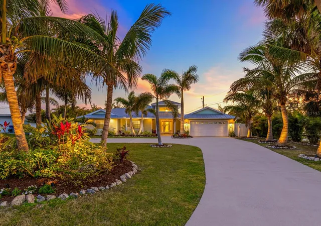 Homes for sale in Nokomis, FL | 221 Lychee Rd, Nokomis, FL 34275 | MLS# A4679208