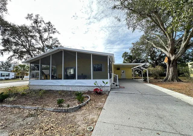 Photo 3 of Manufactured home for sale at 16735 Olivaud St, Hudson, FL 34667 | MLS# W7882292 | Listing updated on 2026-09-25