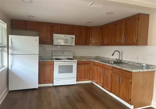 Listing Photo 4 - Condo for sale in building located at 2824 Mdw Vw Ave, LARGO, FL 33771