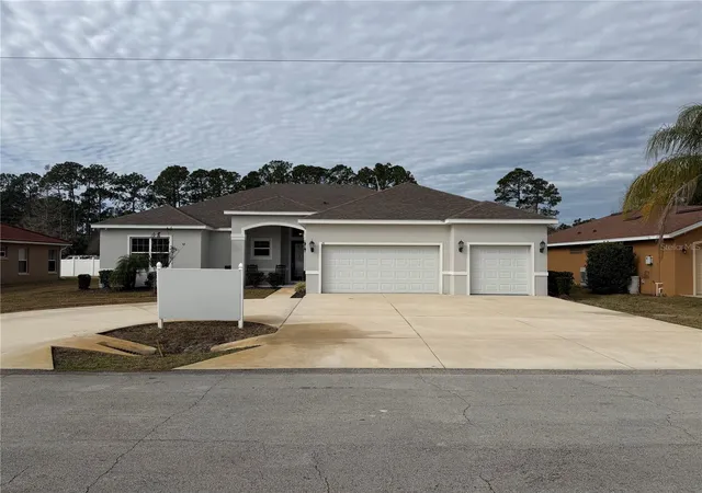 Photo 2 of Single family home for sale at 10 Point Of Woods Dr, Palm Coast, FL 32164 | MLS# FC315505 | Listing updated on 2026-08-15