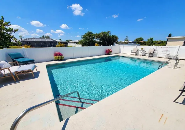 Photo 2 of Single family home for sale at 4 Golfview Rd, Rotonda West, FL 33947 | MLS# O6375854 | Listing updated on 2026-10-04