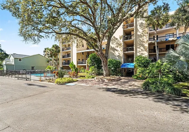 3rd image of 303 Tarpon Pt, Tarpon Springs, FL 34689 | MLS# TB8467673