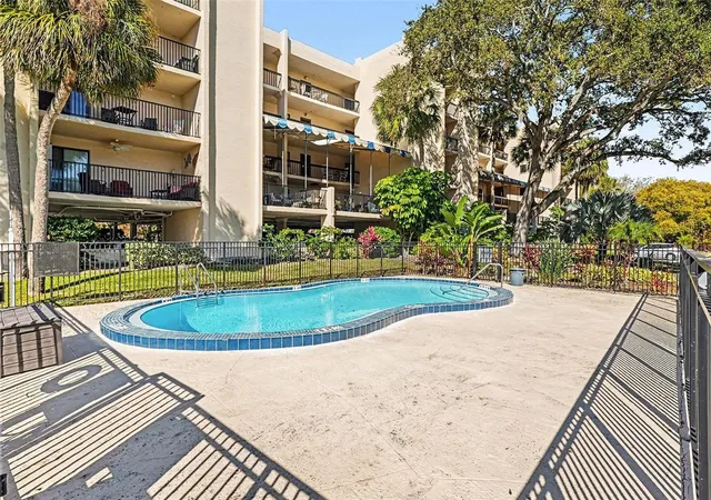 4th image of 303 Tarpon Pt, Tarpon Springs, FL 34689 | MLS# TB8467673