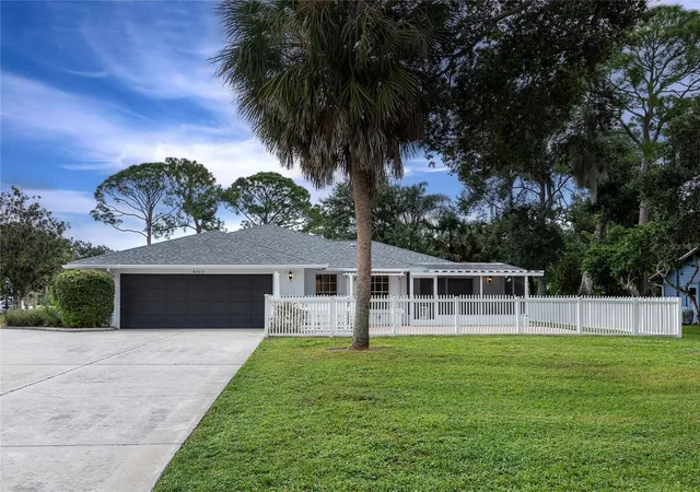 Photo 3 of Single family home for sale at 4205 Bent Tree Blvd, Sarasota, FL 34241 | MLS# A4679528 | Listing updated on 2026-10-08