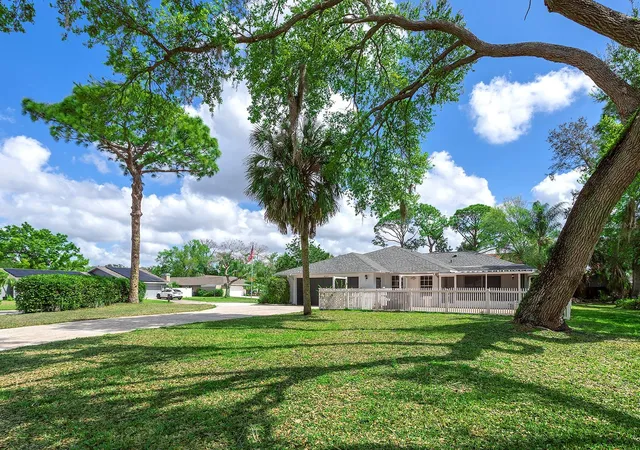 Photo 4 of Single family home for sale at 4205 Bent Tree Blvd, Sarasota, FL 34241 | MLS# A4679528 | Listing updated on 2026-10-08