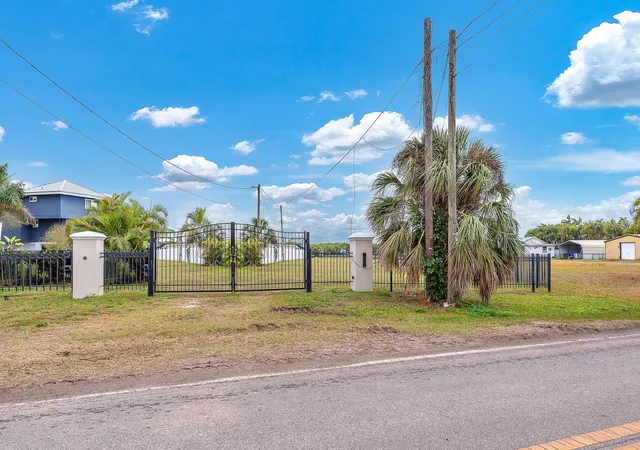 4th image of 3304 W Shell Point Rd, Ruskin, FL 33570 | MLS# TB8468031