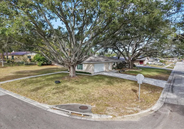 Homes for sale in Valrico, FL | 1016 Lady Guinevere Dr, Valrico, FL 33594 | MLS# TB8468063