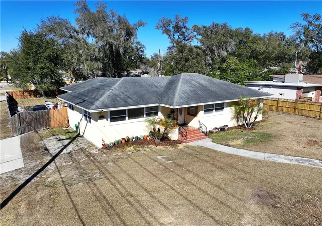 3rd image of 717 W End Crescent N, Lakeland, FL 33803 | MLS# O6376476
