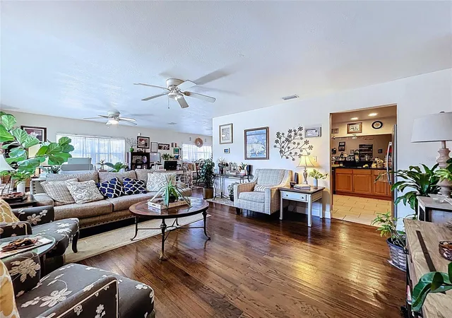 4th image of 717 W End Crescent N, Lakeland, FL 33803 | MLS# O6376476