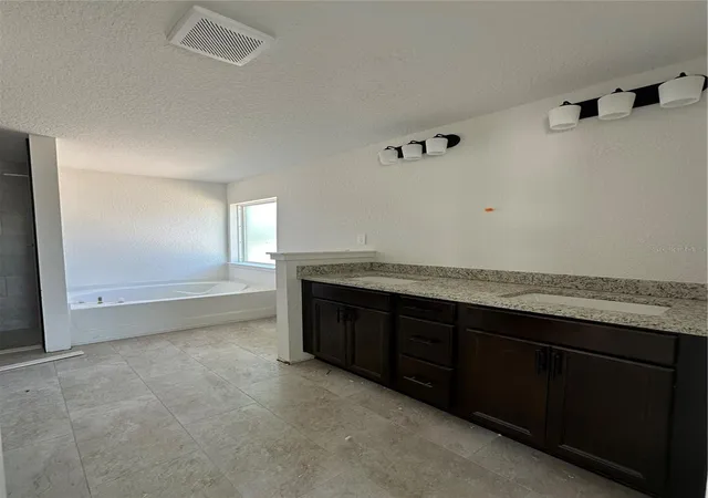 Homes for sale in Oxford, FL | 12555 Ne 48Th Terr, Oxford, FL 34484 | MLS# OM717335
