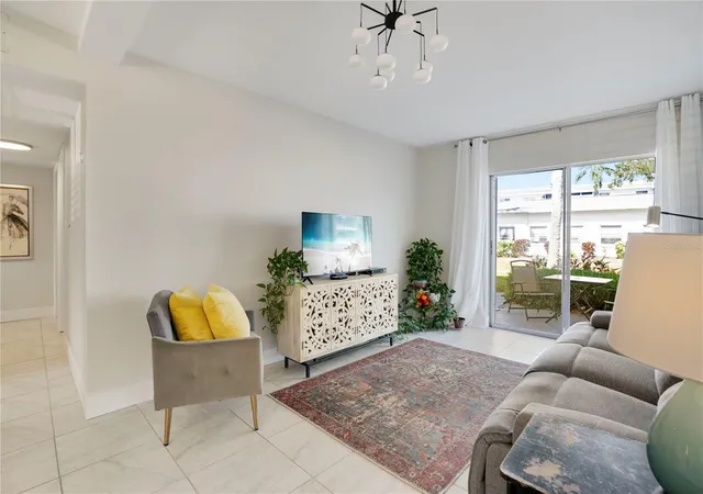 3rd image of 2211 Sunset Dr, BRADENTON, FL 34207