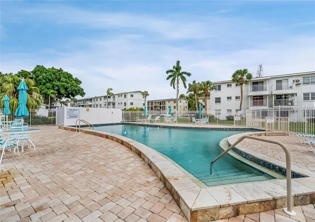 34th image of 2211 Sunset Dr #E3, Bradenton, FL 34207 | MLS# A4679691