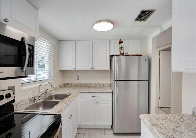 5th image of 2211 Sunset Dr, BRADENTON, FL 34207
