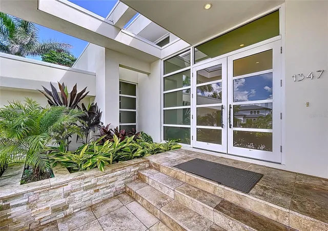 5th image of 1347 Harbor Dr, Sarasota, FL 34239 | MLS# A4679697