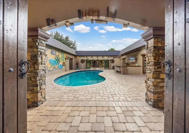 Homes for sale in Crystal River, FL | 452 Se Paradise Point Rd, Crystal River, FL 34429 | MLS# O6376601