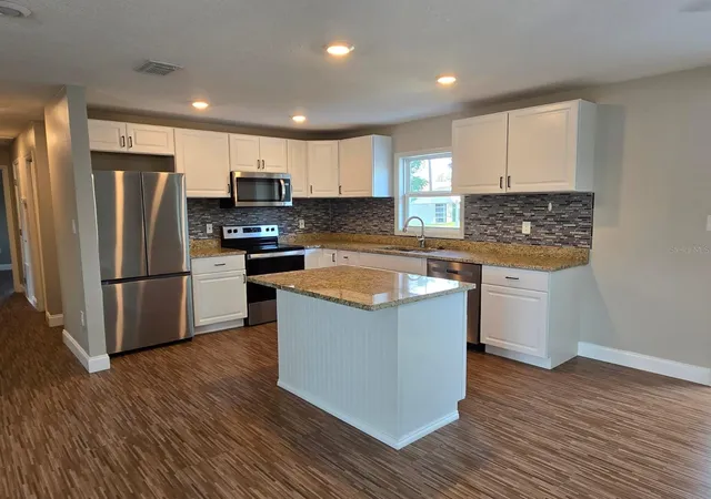 Photo 3 of Single family home for sale at 11548 Missouri St, Leesburg, FL 34788 | MLS# O6376629 | Listing updated on 2026-08-23