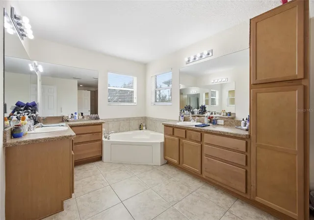 Homes for sale in Oxford, FL | 4913 Ne 122Nd Ave, Oxford, FL 34484 | MLS# OM717368