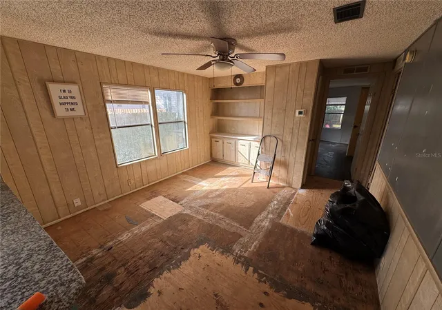 Photo 3 of Manufactured home for sale at 10559 Bay Hills Cir, Thonotosassa, FL 33592 | MLS# O6376774 | Listing updated on 2026-08-31