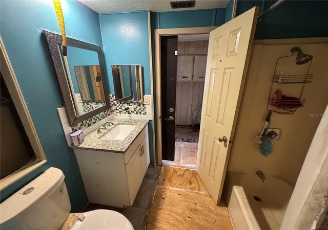 Photo 4 of Manufactured home for sale at 10559 Bay Hills Cir, Thonotosassa, FL 33592 | MLS# O6376774 | Listing updated on 2026-08-31