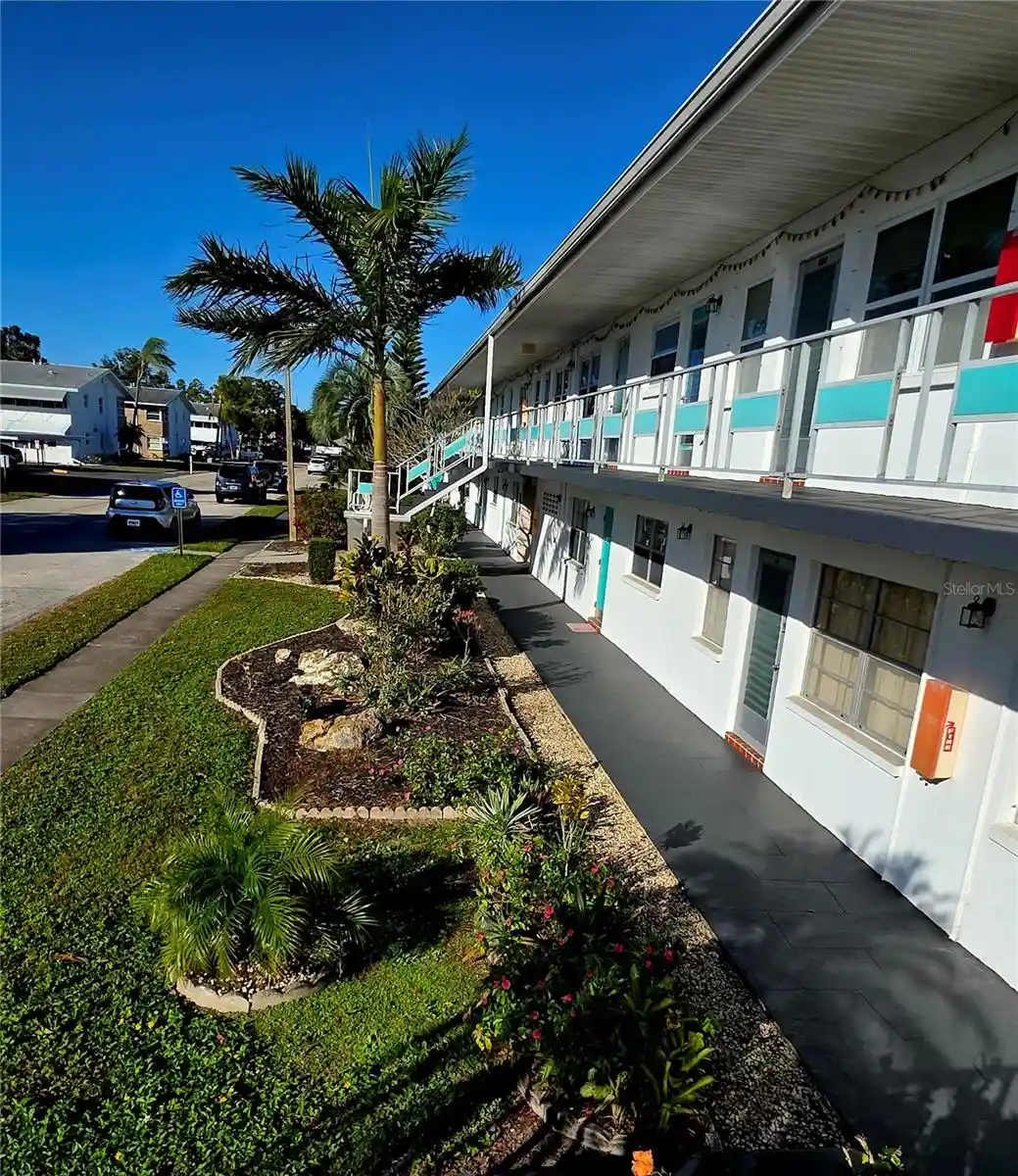 Listing Photo 2 - Condo for sale in 5945 21St St N located at 5945 21St St N, St. Petersburg, FL 33714 - Unit #18