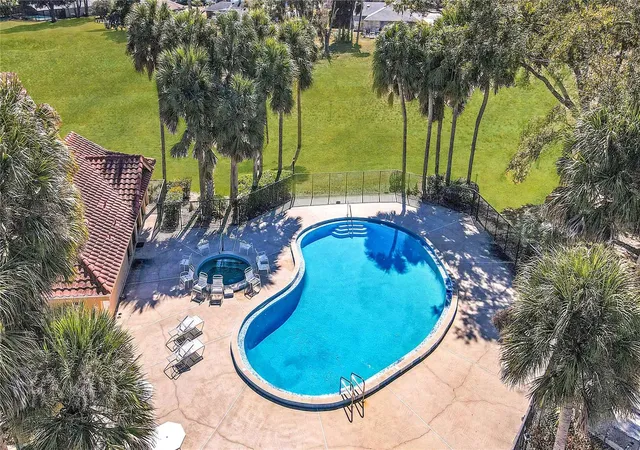 Photo 2 of Townhouse for sale at 1192 N Fairway Dr, Apopka, FL 32712 | MLS# O6377193 | Listing updated on 2026-09-16
