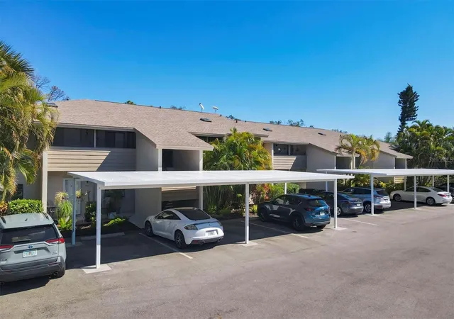 Photo 3 of Condo for sale at 3363 Cross Crk Dr #3363, Sarasota, FL 34231 | MLS# A4680117 | Listing updated on 2026-08-04