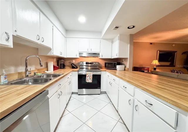 Listing Photo 4 - Condo for sale in building located at 12760 Indian Rocks Rd, Largo, FL 33774 - Unit #510