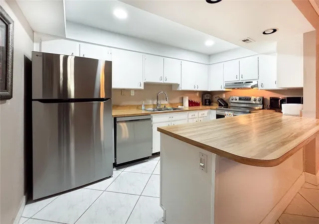 Listing Photo 5 - Condo for sale in building located at 12760 Indian Rocks Rd, Largo, FL 33774 - Unit #510