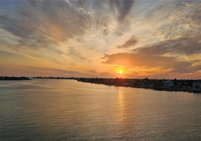 Listing Photo 2 - Condo for sale in building located at 6105 Bahia Del Mar Cir, St. Petersburg, FL 33715 - Unit #686