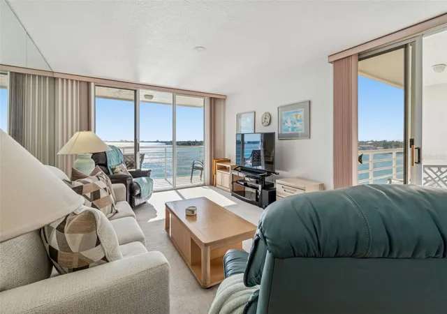 Listing Photo 5 - Condo for sale in building located at 6105 Bahia Del Mar Cir, St. Petersburg, FL 33715 - Unit #686