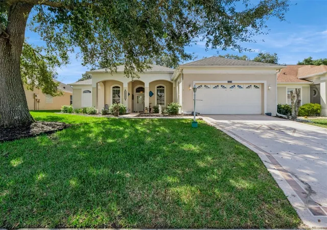 Single family home for sale at 24239 Belle Mede Dr, LEESBURG, FL 34748 | MLS# G5107374