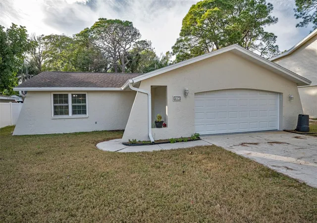 Photo 2 of Single family home for sale at 817 Riverside Dr, Tarpon Springs, FL 34689 | MLS# W7882495 | Listing updated on 2026-08-29